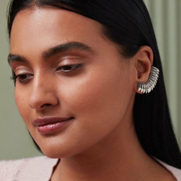 :: Stella & Dot Rare [SILVER] Pegasus Ear Climbers - Picture 4 of 7